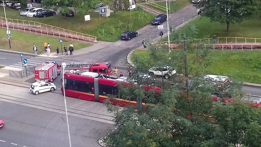 Wypadek na al. Wyszyńskiego. Nie jeżdżą tramwaje, utrudnienia w ruchu ZDJĘCIA