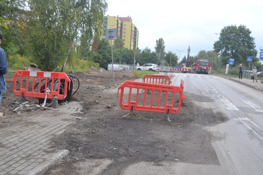 Na Ostrogórskiej praca wre. Koparki kopią w ziemi,...