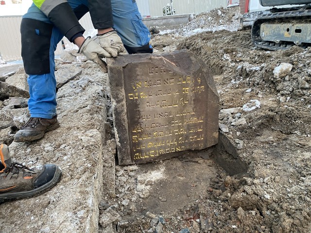 Ok. 40 macew żydowskich zostało znalezionych podczas remontu schodów budynku Centrum Promocji Dziedzictwa Kulturowego w Tyczynie.