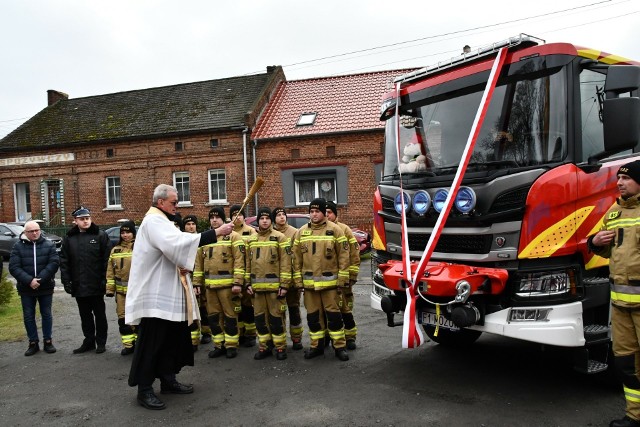 Uroczystość przekazania nowego wozu strażakom z OSP w Mozowie