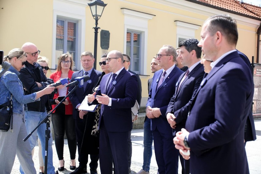 Piątkowa konferencja przed białostockim ratuszem inicjatywę...