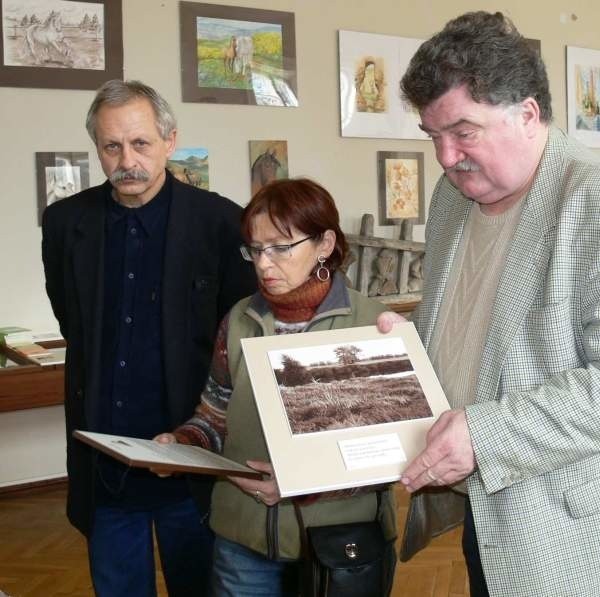 Kustosz Adam Ochwanowski (z prawej), dyrektor galerii BWA Zielona w Busku Bogdan Ptak i Małgorzata Miodowicz wspólnie aranżowali w pałacu w Chrobrzu ekspozycję poświęconą postaci i dokonaniom twórczym Wojtka Bellona.