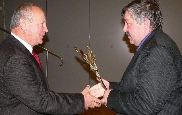 Leszek Belon (z prawej) otrzymał Pacanowski Laur i tytuł Nauczyciela 2010 z rąk przewodniczącego Rady Gminy Jana Nowickiego.