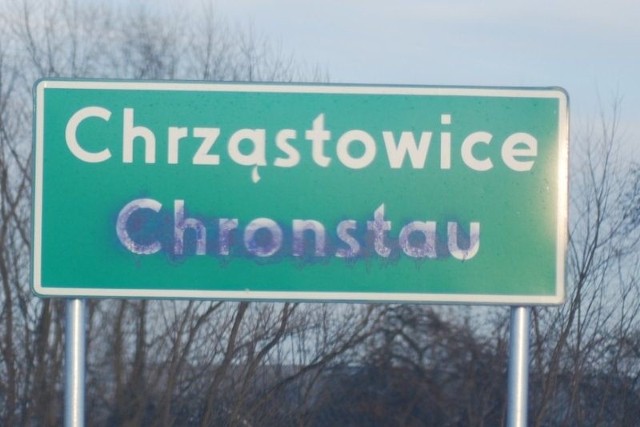 Tablice z niemieckimi nazwami na Opolszczyźnie zamalowywane są często przez wandali.
