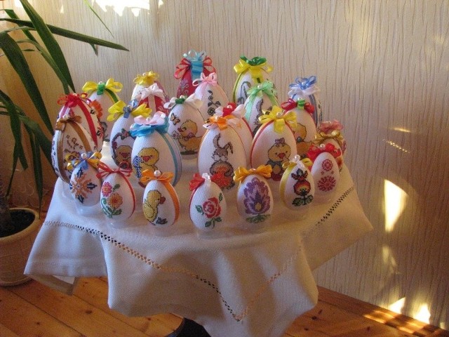 A to z kolei świątecznie ozdobione haftem jaja, wykonane przez p. Barbarę z Drogoszewa.Na zdjęcia prac naszych Czytelników czekamy pod adresem: magdalena.mrozek@tygodnikostrolecki.pl
