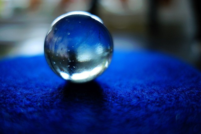 Kryształowa kula odpowie na różne pytania i potrafi przewidzieć przyszłość.