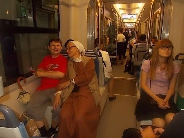 Siostra Chmielewska z Arturem siedzą już w tramwaju w zajezdni.