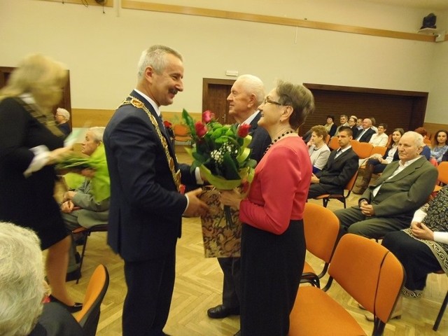 Pary z 50-letnim stażem małżeńskim otrzymały specjalny medal przyznany przez prezydenta Polski, wręczył je burmistrz Tadeusz Kowalski. Na cześć wszystkich par odśpiewano gromkie "Sto lat". Pełnym wzruszeń momentem był też koncert w wykonaniu Tomasza Kotowskiego z TOK, który zaśpiewał znane i lubiane piosenki. Na zakończenie oficjalnej części uroczystości, ku uciesze jubilatów, zagrał słynny Marsz Mendelssohna. Była to doskonała okazja do rozmów i wspomnień sprzed lat. Zachwyceni przebiegiem uroczystości byli państwo Henryka i Roman Grynda, którzy przyznali, że ślub mieli bardzo skromny, ale sposób organizacji obchodów jubileuszowych był już na bogato i bardzo im się podobał. Pan Roman, w imieniu wszystkich jubilatów, oficjalnie i ze wzruszeniem podziękował burmistrzowi Tucholi za tak pięknie przygotowane spotkanie. Wśród par świętujących 50-lecie pożycia małżeńskiego byli też m.in. państwo Teresa i Brunon Zakrzewscy. Oboje pochodzą z Pruszcza w gminie Gostycyn, ale poznali się w pociągu w drodze powrotnej z Człuchowa, gdzie pan Brunon pracował, a pani Teresa się uczyła. - Tak się mną wtedy opiekował i tak zostało do dziś - wspomina pani Teresa. Pan Brunon zapytany o najcenniejsze cechy żony, wskazuje prostotę i uczciwość. Do swoich ulubionych zajęć zdecydowanie zalicza majsterkowanie. Państwo Zakrzewscy mają 3 dzieci i 7 wnucząt. Ich receptą na udany i trwały związek jest uczciwość, zaufanie i przebaczanie. Poniżej przedstawiamy dostojnych jubilatów. Jubileusz złotych godów, czyli 50-lecie pożycia małżeńskiego świętwoali - Krystyna i Jerzy Wrębel z Legbąda, Teresa i Stanisław Karkoszka z Raciąża, Maria i Andrzej Piwońscy z Białowieży, Krystyna i Jan Gontarz z Tucholi, Teresa i Brunon Zakrzewscy z Tucholi, Krystyna i Stefan Wróblewscy z Tucholi, Maria i Konrad Orlikowscy z Tucholi i Barbara i Gerard Janowic z Małego Mędromierza. Jubileusz żelaznych godów, czyli 65-lecie pożycia małżeńskiego świętują państwo: Barbara i Czesław Sugalscy z Tucholi. Jubileusz diamentowych godów, czyli 60-lecie pożycia małżeńskiego świętują - Henryka i Roman Grynda z Tucholi. Jubileusz szmaragdowych godów, czyli 55-lecie pożycia małżeńskiego świętują Krystyna i Józef Spica z Tucholi, Gertruda i Henryk Szwiedczynscy z Tucholi, Lidia i Feliks Czapiewscy z Tucholi oraz Zdzisława i Jerzy Klonder z Tucholi. INFO Z POLSKI 26.10.2017 - przegląd najciekawszych informacji ostatnich dni w kraju