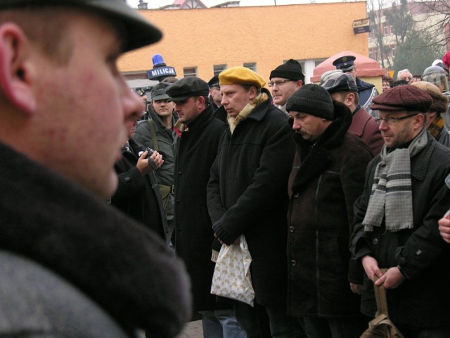 Postaci internowanych opozycjonistów zagrali funkcjonariusze Sluzby Wieziennej.