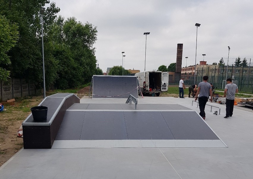 Skatepark przy szkole w Lipsku już prawie gotowy. Nowe miejsce dla młodzieży powstaje przy miejscowej szkole podstawowej