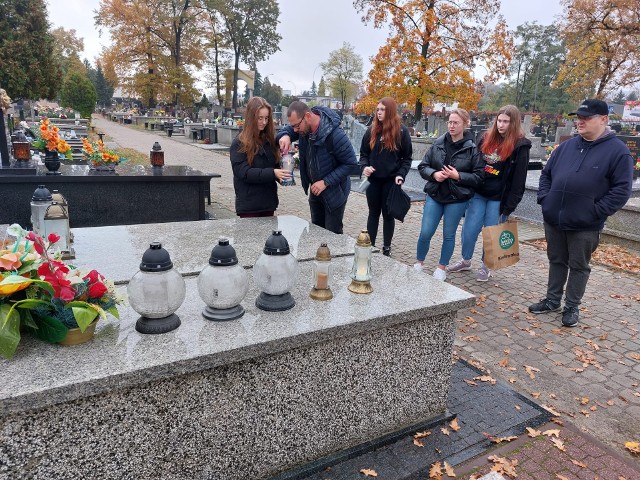 Młodzież z Samorządu Uczniowskiego Liceum Ogólnokształcącego imienia Mikołaja Kopernika w Tarnobrzega odwiedziła na cmentarzach w mieście groby zmarłych nauczycieli ze swojej szkoły