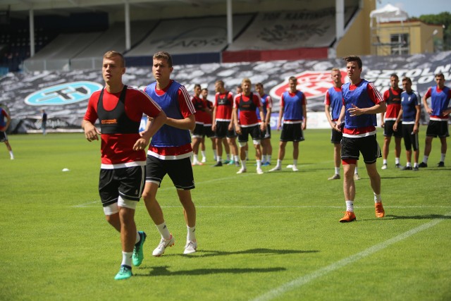 Górnik Zabrze szykuje się na mecz z Trencinem. Pierwszy mecz 2. rundy kwalifikacji Ligi Europy pomiędzy Górnikiem Zabrze i Trencinem pokaże w czwartek Polsat Sport Extra. Słowacka telewizja wpłynęła z kolei na zmianę godziny spotkania rewanżowego. W środę odbył się trening Górnika Zabrze ZOBACZCIE ZDJĘCIA