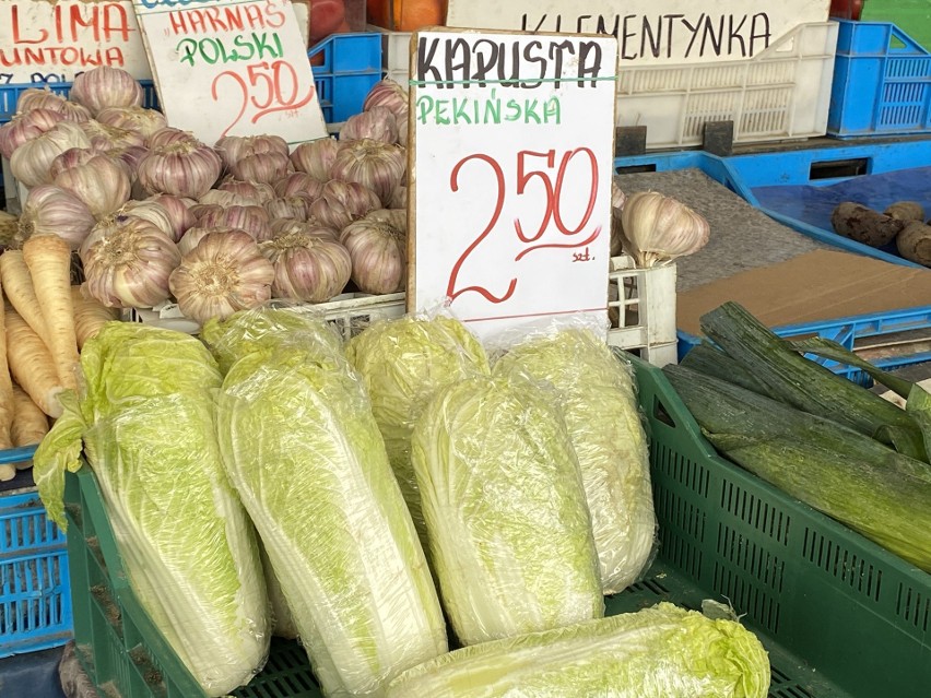 Ceny owoców i warzyw na bazarach w Kielcach we wtorek 28 listopada. Po ile były mandarynki, pomidory i gruszki 