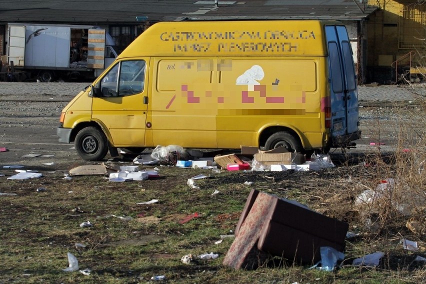 Po niedzielnym handlu targowisko na Świebodzkim wygląda jak po wojnie (ZDJĘCIA)