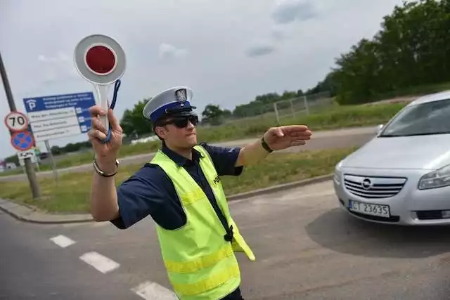 Patrol policji,  drogówka w trakcie kontroli drogowej.Młodszy aspirant Rafał Dorobek kontrolował kierowcę  Radosław Zudzin