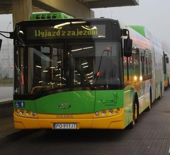 Dlaczego autobus linii 243 nie może zostać "opóźniony", skoro jadąc z Dworca do Lubonia/Os. Dębina nie jest połączony z żadną linią?