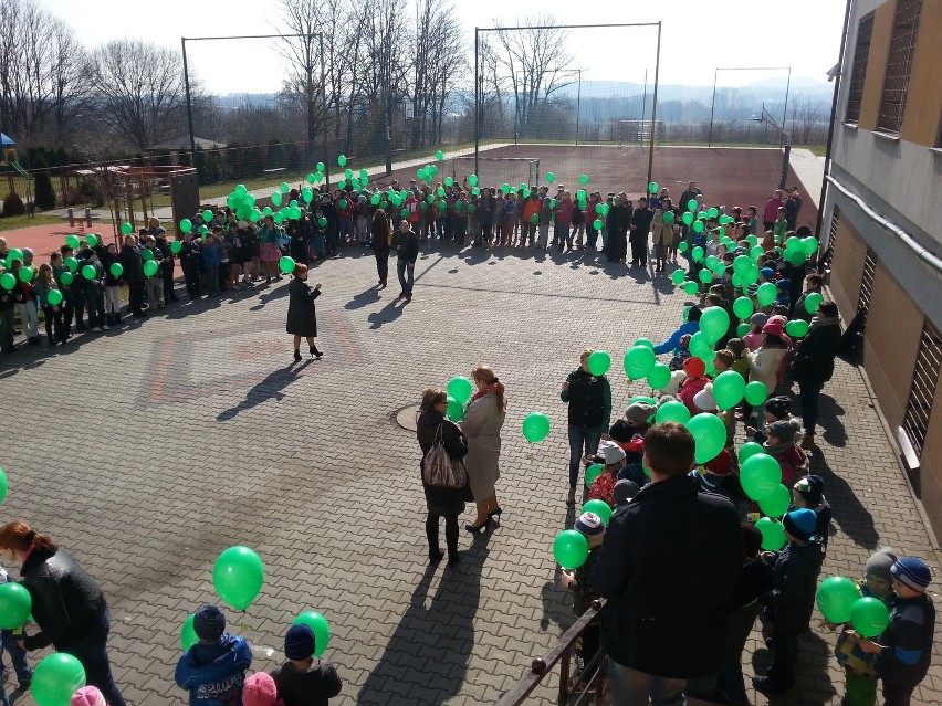 300 zielonych baloników na powitanie wiosny w Strzyżowicach [ZDJĘCIA]