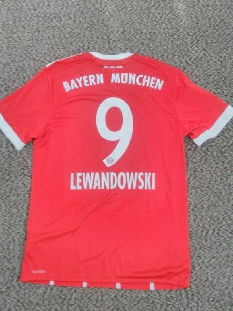 Każdy kibic może wylicytować tę koszulkę Roberta Lewandowskiego z Bayernu Monachium