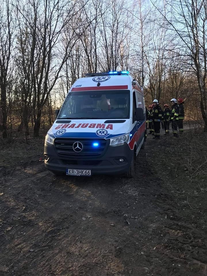 Wypadek motocyklisty w lesie w Będkowicach. Strażacy quadem pojechali po rannego mężczyznę