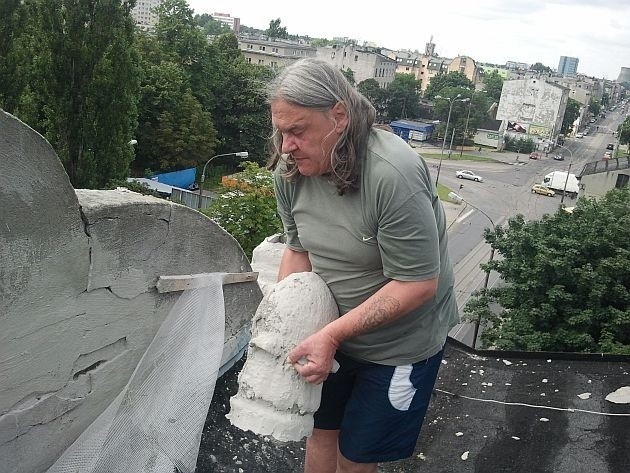 Wojciech Makowski na własna rękę usunął z dachu kamienne ozdoby, które mogły spaść komuś na głowę.