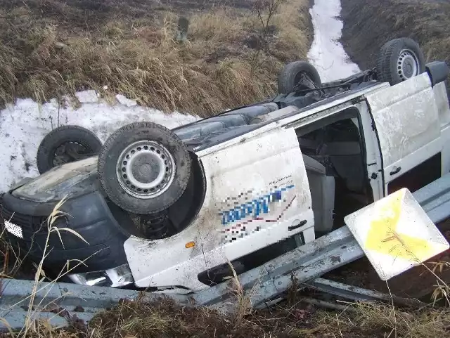 Bus z budowlańcami wypadł z drogi, trzech mężczyzn zabrało pogotowie.