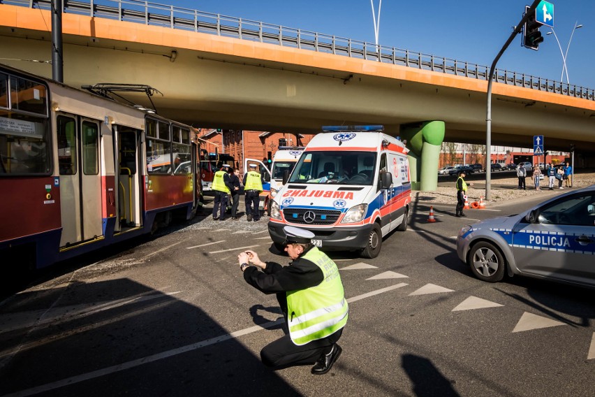 Zderzenie tramwaju z autobusem w Bydgoszczy. Są ranni