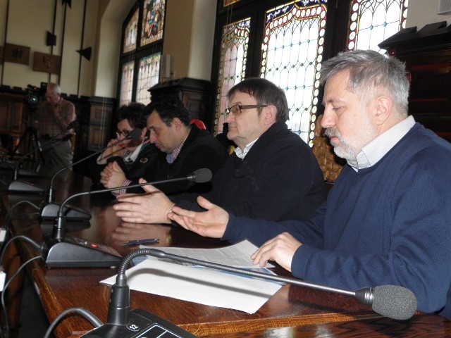 Krzysztof Resler (z prawej) zachęcał do czytania artykułu z "Polityki" o roli centrum w mieście, obok Roman Ossowski
