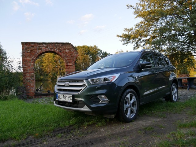 Ford Kuga - testCzy można zdetronizować lidera segmentu kompaktowych crossoverów? Atak na pozycję Nissana Qashqaia przypuszcza Ford, do wyścigu stawiając poliftingową Kugę. Czy amerykański producent ma szansę dorównać Japończykom i przekonać do masywnego i muskularnego wyglądu crossovera?fot. Bartłomiej Pobocha