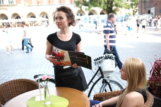 Pracodawcy przychylniej patrzą na kandydatów do pracy, jeśli ci w cv wpisane mają na przykład wakacyjną pracę jako kelnerka.