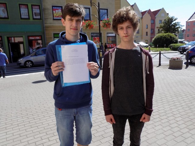 Tomasz Jaszczak i Wojtek Kłopotek pokazują opracowany przez siebie projekt uchwały obywatelskiej. Chcą powołania młodzieżowej rady miasta, która będzie doradzać dorosłym.