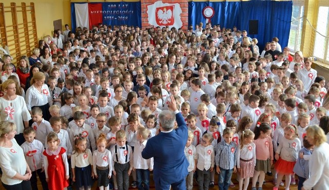 Uczniowie wszystkich klas Szkoły Podstawowej numer 2 imienia Partyzantów Ziemi Włoszczowskiej wraz z nauczycielami odśpiewali wspólnie hymn państwowy.