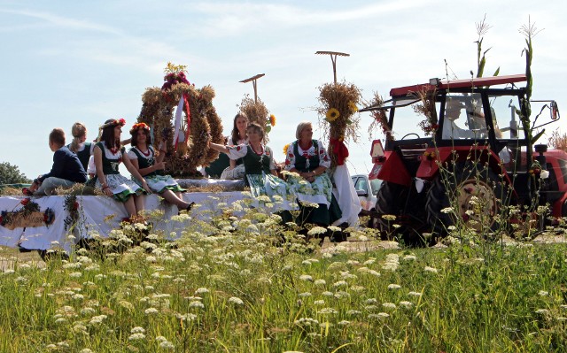 Po mszy dziękczynnej w kościele pw. św. Anny w kierunku placu na podzamczu wyruszył korowód dożynkowy. Na czele koła gospodyń wiejskich z wieńcami przy dźwiękach orkiestry dętej z zaprzyjaźnionego  Chełmna, strażacy ochotnicy, władze powiatowe i gminne oraz mieszkańcy gminy. Zgodnie z ceremoniałem poczęstowano chlebem wypieczonym z tegorocznych zbiorów.