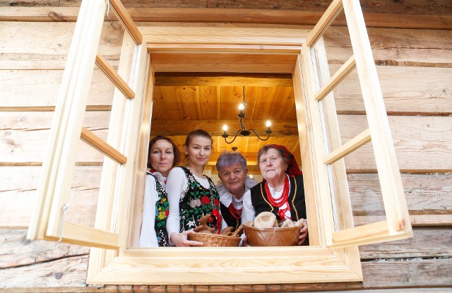 Dorota Osikowska, Anna Dzień, Zofia Mroszczyk i Bronisława Władysława Wołowiec - członkinie Stowarzyszenia „Razem dla Białobok” w tzw. „Szynku”.