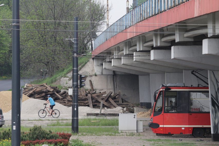 Na sosnowieckiej estakadzie od kilku dni kierowcy jeżdżą...