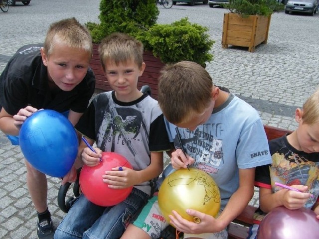 Na balonach dzieci malowały miasto