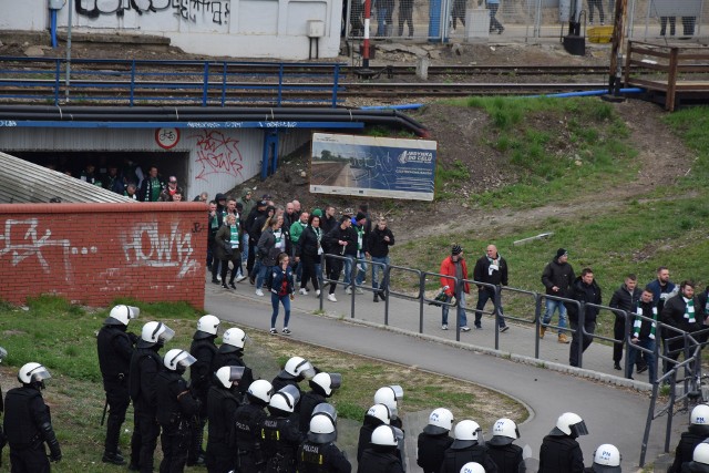 Już za chwilę mecz Raków-Lechia! Tłumy kibiców z Gdańska są już w Częstochowie