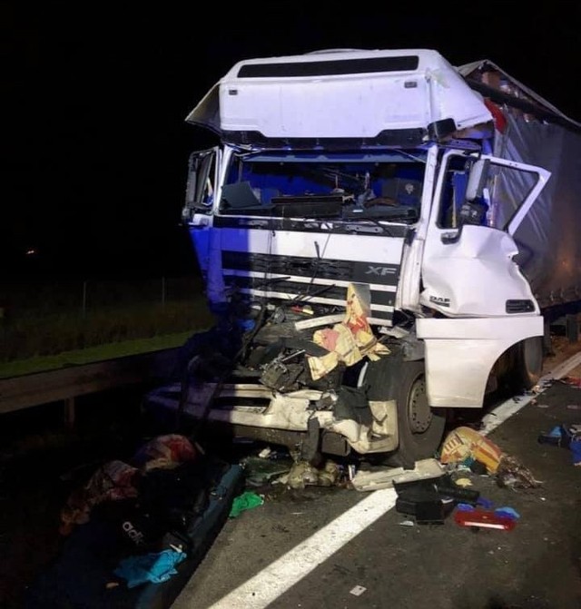 Do wypadku doszło na 170 kilometrze autostrady A2 w kierunku Niemiec. Trzy pojazdy zderzyły się ze sobą. Jeden z uczestników zdarzenia nie żyje. To kierowca ciężarówki.Przejdź do kolejnego zdjęcia --->