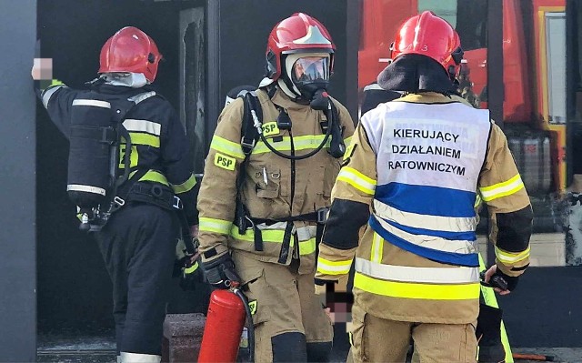 Na miejsce zdarzenie wysłano trzy zastępy straży pożarnej