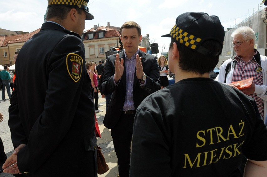 Czerwiec - Poseł Michał Kabaciński dyskutuje ze strażnikami