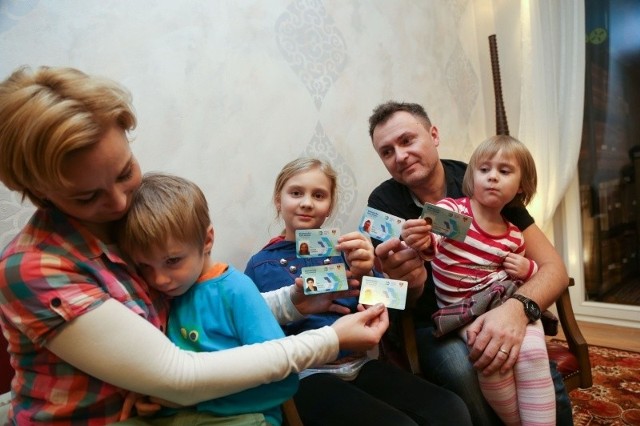 Karta dla dużych rodzin bardzo nam pomaga &#8211; przekonują Monika i Jacek Czerkaczowie. Na zdjęciu z trójką swoich dzieci: Amelką (najstarsza), Gabrysią i Filipem.