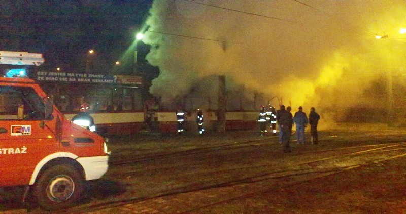 Niemal doszczętnie spłonął jeden wagon tramwajowy