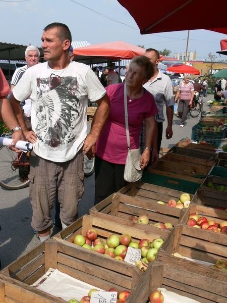 Dziś na miejskim targowisku przy ulicy Kwiatkowskiego w Tarnobrzegu, obok stoisk z odzieżą dominują warzywa i owoce. Starocia i przedmioty używane byłyby nowością.