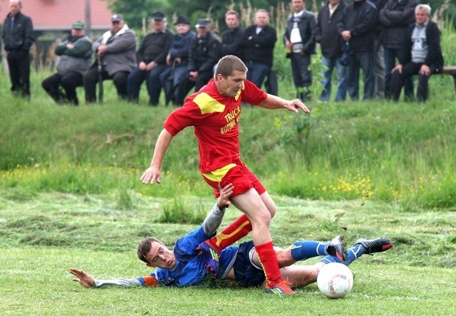 Dobrze wiosną grający piłkarze z Kotowej Woli (w czerwono-żółtych koszulkach) wysoko pokonali rywali z Kępia Zaleszańskiego.