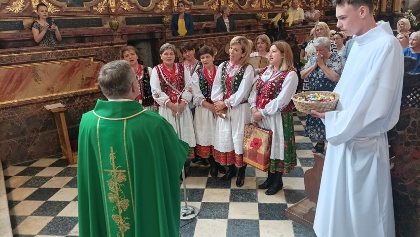 Imieniny i urodziny proboszcza parafii w Skalbmierzu. Ksiądz Marian Fatyga przyjął wiele serdecznych życzeń. Zobaczcie zdjęcia