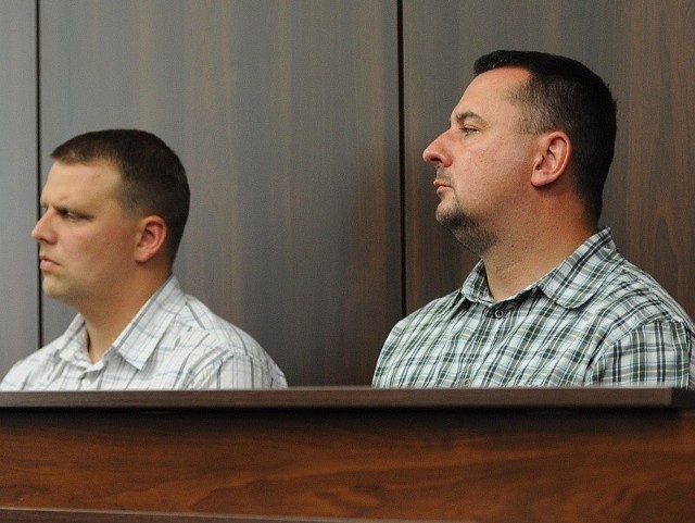 Jakub Dziuba (z lewej) i Sebastian Zając słuchają wyroku Sądu Okręgowego w Opolu.