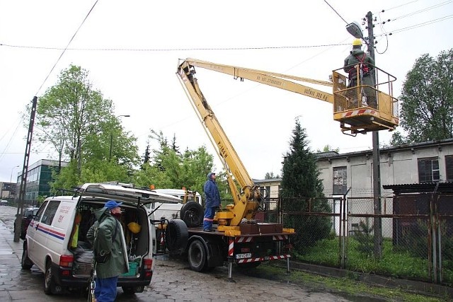 W niedzielny ranek energetycy naprawiali uszkodzoną linię przy ulicy Stolarskiej w Kielcach.