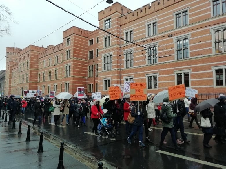 Protest pracowników sądów i prokuratur we Wrocławiu