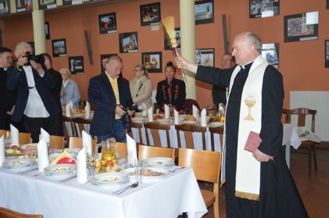 Podczas śniadania Wielkanocnego w Bełchatowie ks. Zbigniew Zgoda, proboszcz parafii Narodzenia NMP święci pokarmy