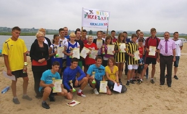 Uroczyste zakończenie IX Biegu Przełajowego - Skalbmierz 2012 odbyło się na plaży nad skalbmierskim zalewem.