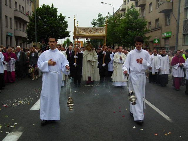 W czwartek ulicami Poznania przejdzie centralna procesja Bożego Ciała. Kierowców i pasażerów komunikacji miejskiej czekają utrudnienia nie tylko w centrum miasta, ale także wokół kościołów parafialnych. Inaczej niż zwykle będą też kursować autobusy i tramwaje. Zobacz szczegóły utrudnień i zmian w rozkładzie MPK Poznań ------------>